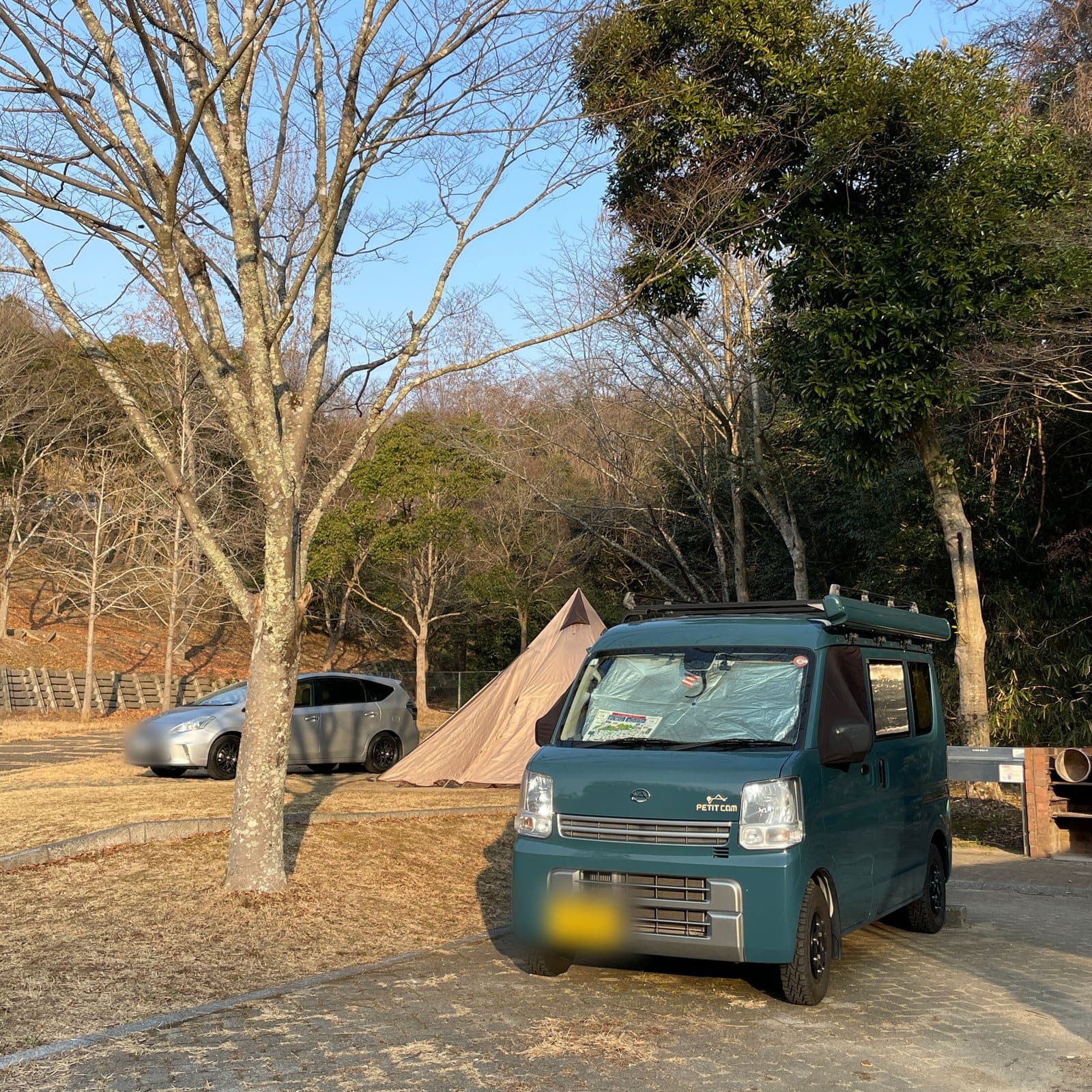 キャンプ場でワンポールテントの横に停めた Petit-Cam Villa